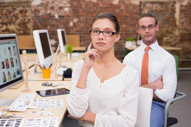 Porträt von Bildeditoren im Büro