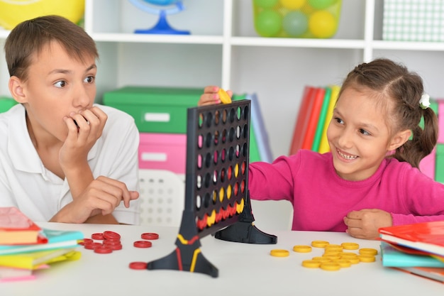 Porträt von Bruder und Schwester beim Spielen