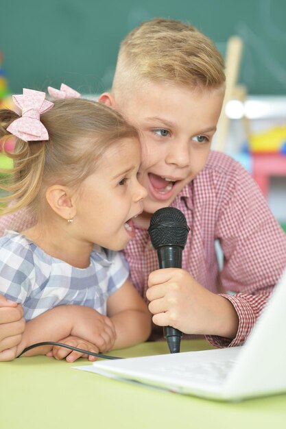 Porträt von Bruder und Schwester, die Karaoke singen