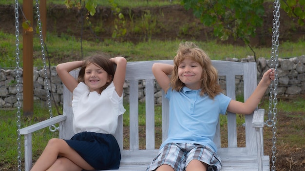 Foto porträt von bruder und schwester im sommerpark im freien kleine jungen und mädchen, die den sommer im hinterhof genießen beste freunde von zwei kindern