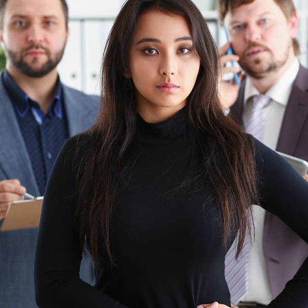 Porträt von Businesslady und zwei Geschäftsleuten im Büro