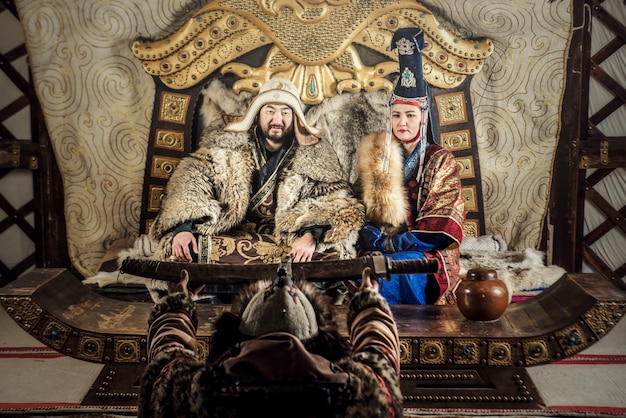 Porträt von Dschingis Khan oder von Chinggis Khaan in den Kriegern, die traditionsgemäß typische mongolische Trachtenkultur von Mongolei tragen