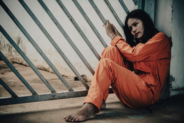 Porträt von Frauen, die verzweifelt versuchen, das Konzept der eisernen Gefängnisgefangenen zu fangen