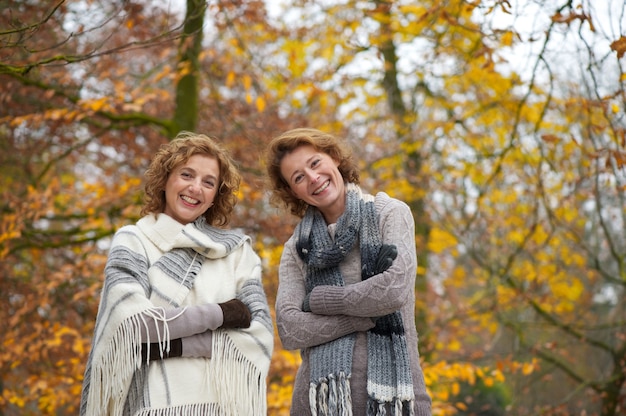 Porträt von Frauenfreunden im Herbst