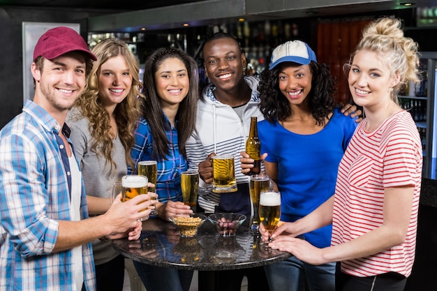 Porträt von Freunden, die etwas trinken