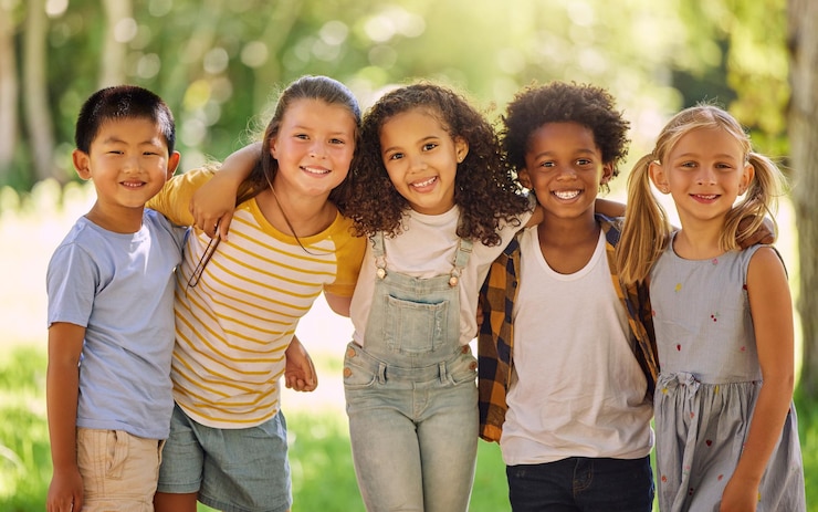Foto porträt von freunden und kindern, die draußen in einer reihe stehen und sich glücklich fühlen, während sie spaß haben oder spielen. diversity-schule und lächeln, während kinder in einer reihe im freien in einem park arm um arm posieren