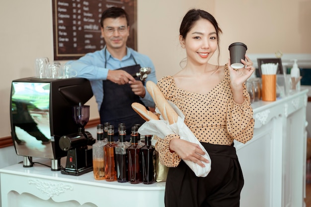 Porträt von fröhlichen Baristas, die im Café lächeln