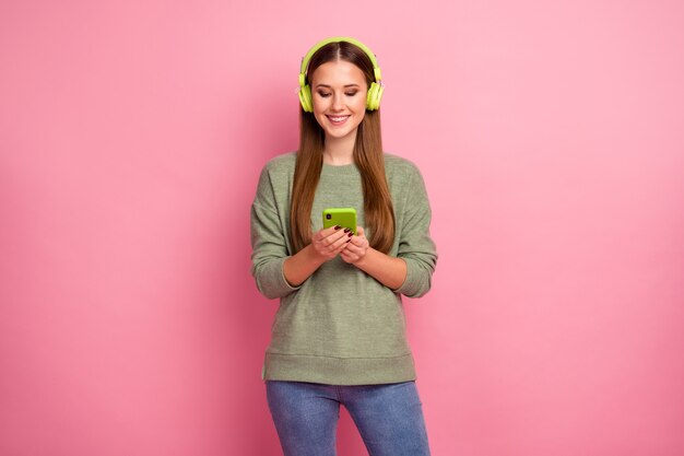 Porträt von fröhlichen Mädchen verwenden Handy haben Kopfhörer Musik hören