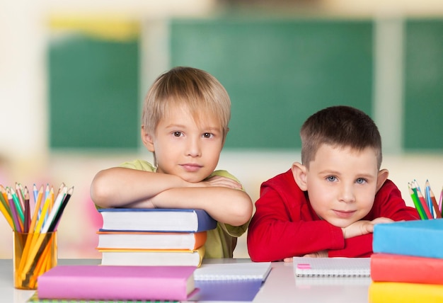 Porträt von fröhlichen Schulkindern, die ein zahniges Lächeln aufblitzen lassen