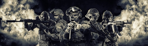 Porträt von fünf Militärs. Eine Gruppe von Soldaten auf Rauchhintergrund. Das Konzept der Militäroperationen, Spezialoperationen, Paintball. Gemischte Medien