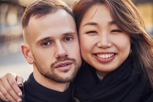 Foto porträt von gemischtrassigen paaren. asiatisches mädchen mit ihrem kaukasischen freund.