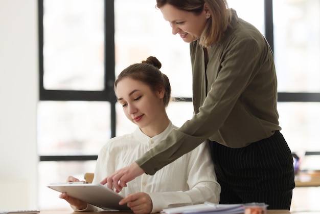 Porträt von Geschäftsfrauen, die über neue Projekte im Büro diskutieren, finanzielle Probleme, Investitionen und