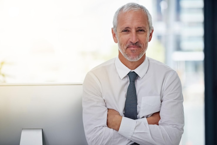 Foto porträt von geschäftsführer oder geschäftsmann mit gekreuzten armen im büro mit positiver einstellung, unternehmenserfahrung und lächeln, professioneller manager, reifer oder männlicher führungskraft am arbeitsplatz, stolz und chef in london