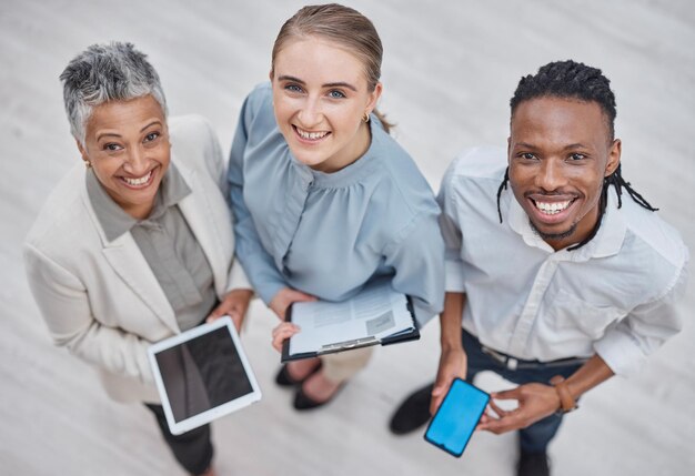 Porträt von Geschäftsleuten und Tablet-Telefonbildschirm sowie Dokumente zur Zusammenarbeit oder Planung in der Personalabteilung. Professionelle Mitarbeiter, HR-Manager und Digital-Tech-Agentur, Mockup und Lächeln oben