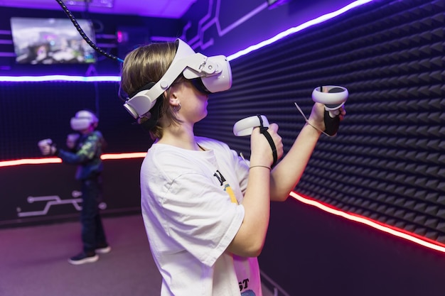 Porträt von glücklichen Kindern in einem Virtual-Reality-Headset Unterhaltungstechnologie futuristische Gadgets und Generation Z Konzept der innovativen Technologie von Videospielen