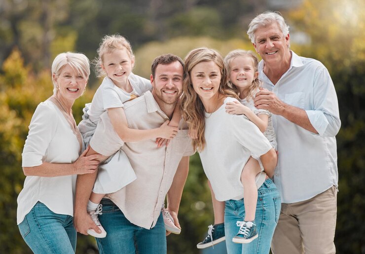 Porträt von Großeltern Eltern und Kindern im Park mit Lächeln große Familie und Schweinchen zurück im Hinterhof Natur Glück und Männer Frauen und Kinder im Garten mit Liebe Unterstützung und Außen Bindung