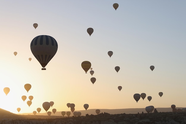 Porträt von Heißluftballons im Himmel bei Sonnenuntergang beliebte touristische Aktivität erstaunliche Aussicht auf