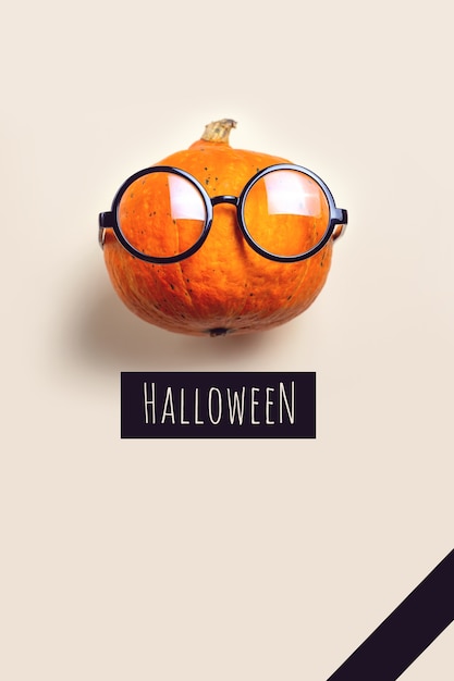 Porträt von Herrn Kürbis mit Brille. Halloween-Konzept.