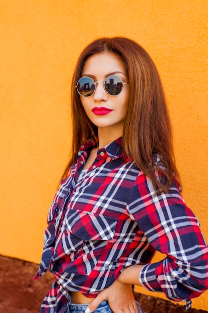 Porträt von Jugendfrauen in Sonnenbrille mit perfektem Make-up. Hipster. Städtisch