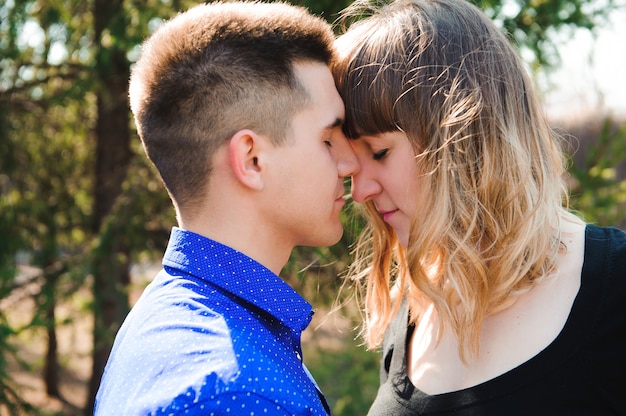 Porträt von jungen Paaren in der Liebe in einem Park