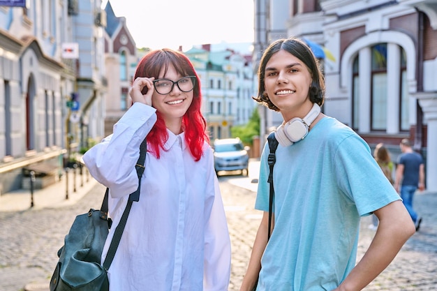 Porträt von jungen Studenten im Teenageralter, die im Freien in die Kamera schauen