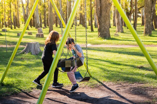 Porträt von Kindern auf dem Spielplatz