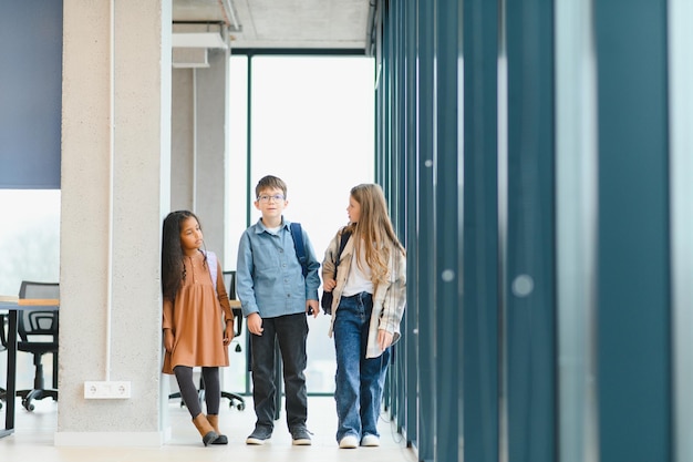 Porträt von Kindern, die im Flur einer Grundschule stehen