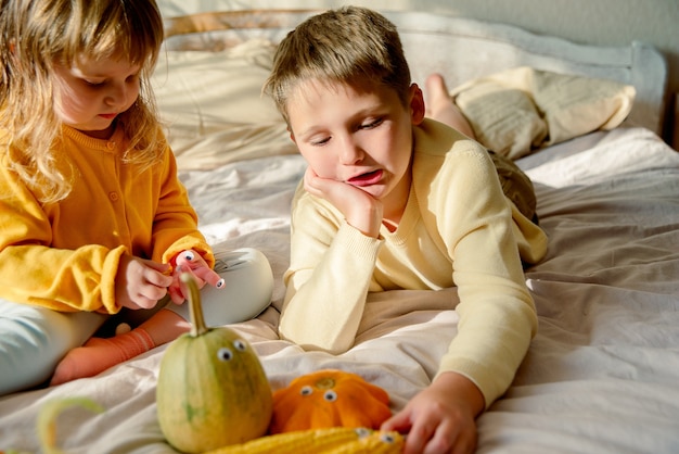 Porträt von Kindern, die mit Gemüse spielen