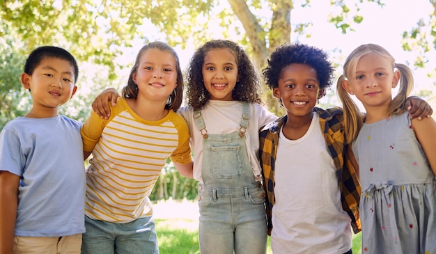 Foto porträt von kindern und einer gruppe von freunden, die draußen in einer reihe stehen und sich glücklich fühlen und dabei spaß haben. diversity-schule und lächeln mit kindern in einer reihe, die draußen in einem park arm um arm posieren