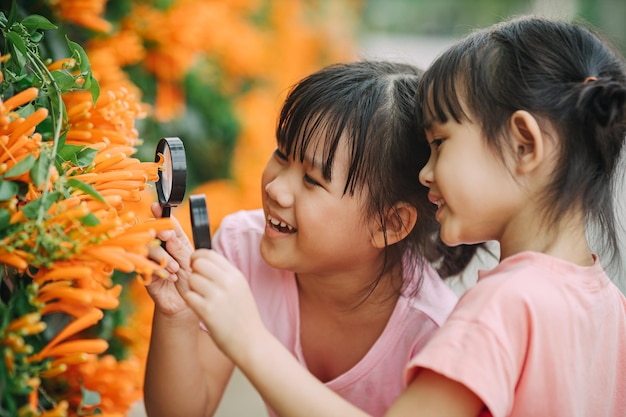 Porträt von kleinen Kindern, die im Blumengarten spielen und erkunden