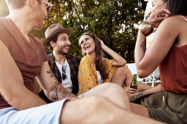 Porträt von lächelnden Freunden, die im Park sitzen