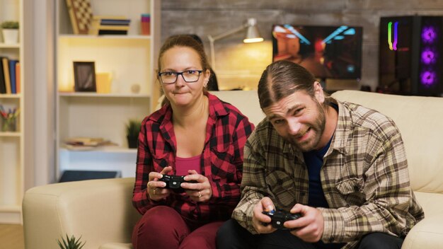 Foto porträt von lächelnden freunden, die zu hause beim handy sitzen