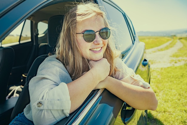 Porträt von lächelnden Freunden im Auto