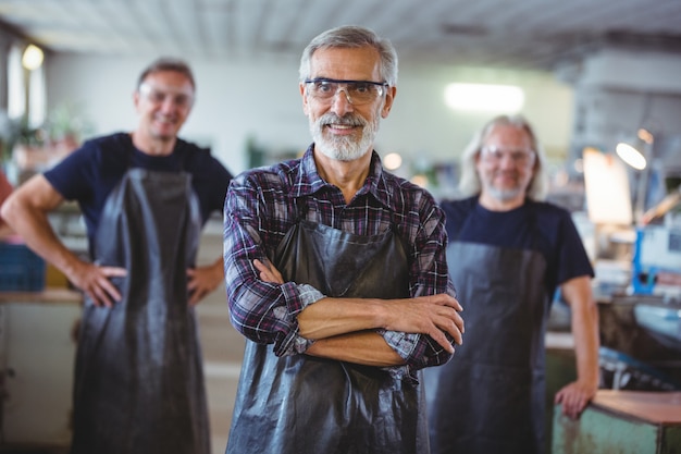 Porträt von lächelnden Glasbläsern