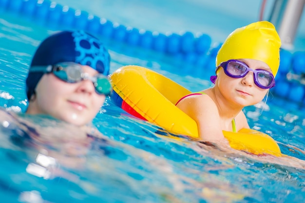 Foto porträt von mädchen, die im pool schwimmen