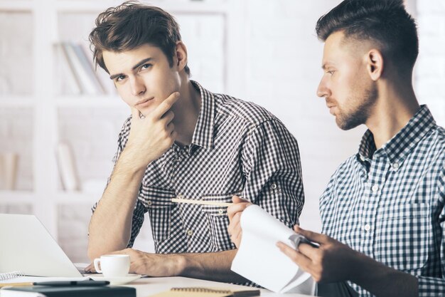 Porträt von Männern, die an einem Projekt arbeiten