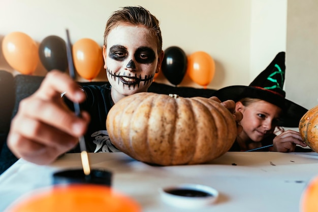 Foto porträt von menschen, die essen in der hand halten