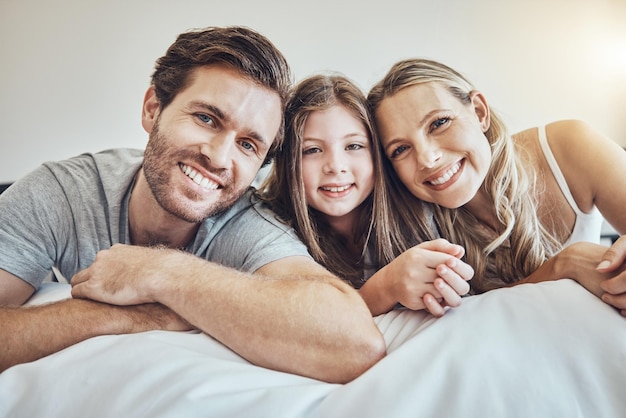 Porträt von Mutter oder Vater mit einem Mädchen im Schlafzimmer, das sich als glückliche Familie entspannt, die sich in Australien mit Liebe oder Fürsorge verbindet Morgengesicht oder lustiges Elternlächeln mit Kind, das Qualitätszeit im Urlaub genießt