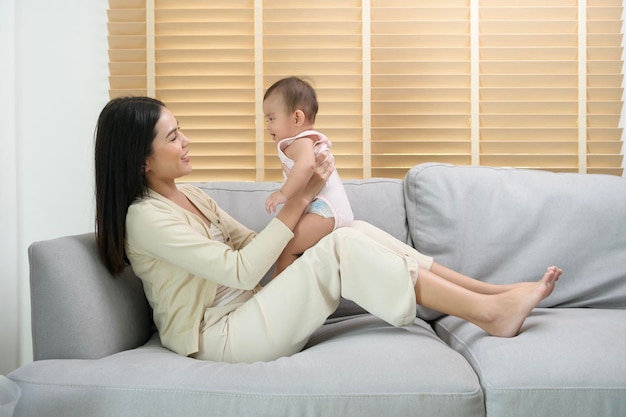 Porträt von Mutter und Baby Mädchen zu Hause Familie Kind Kindheit und Elternschaft Konzept