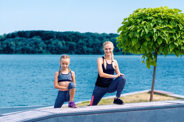 Porträt von Mutter und Kind in Sportkleidung