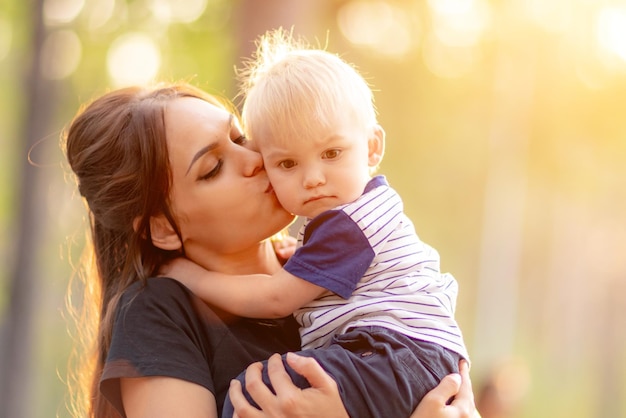 Porträt von Mutter und kleinem Sohn