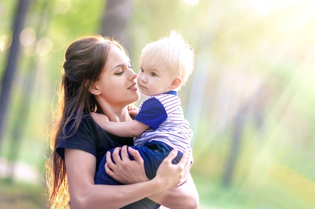 Porträt von Mutter und kleinem Sohn