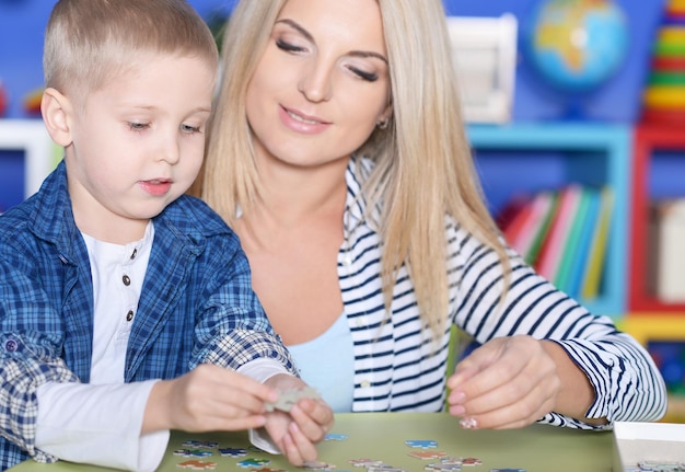 Porträt von Mutter und Sohn, die zusammen spielen