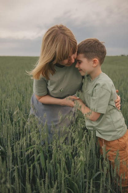 Porträt von Mutter und Sohn im Feld. Umarmungen und Glück