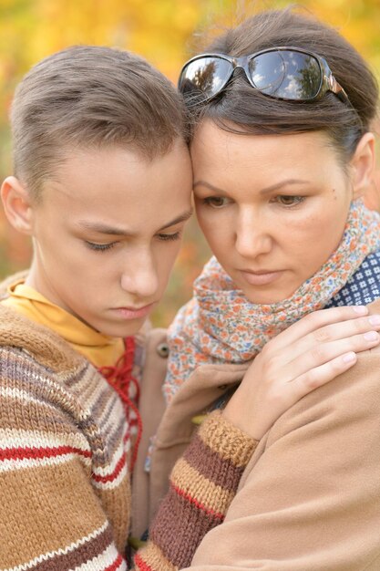 Foto porträt von mutter und sohn im park