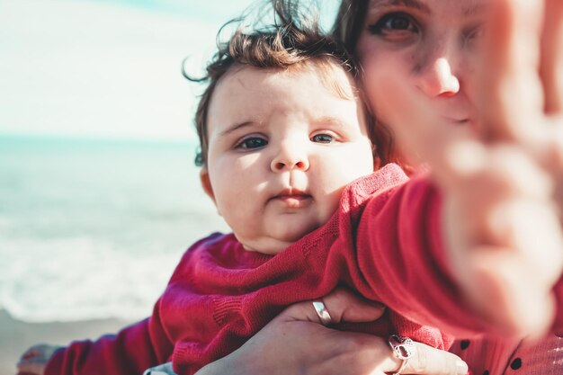 Foto porträt von mutter und tochter am strand