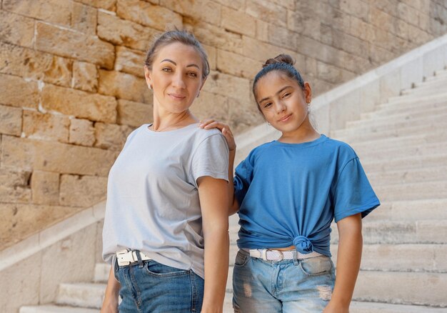 Foto porträt von mutter und tochter, die im freien stehen