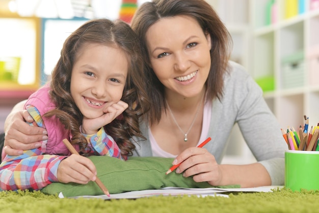 Porträt von Mutter und Tochter, die zu Hause zeichnen