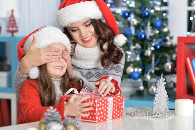 Porträt von Mutter und Tochter mit Weihnachtsgeschenk