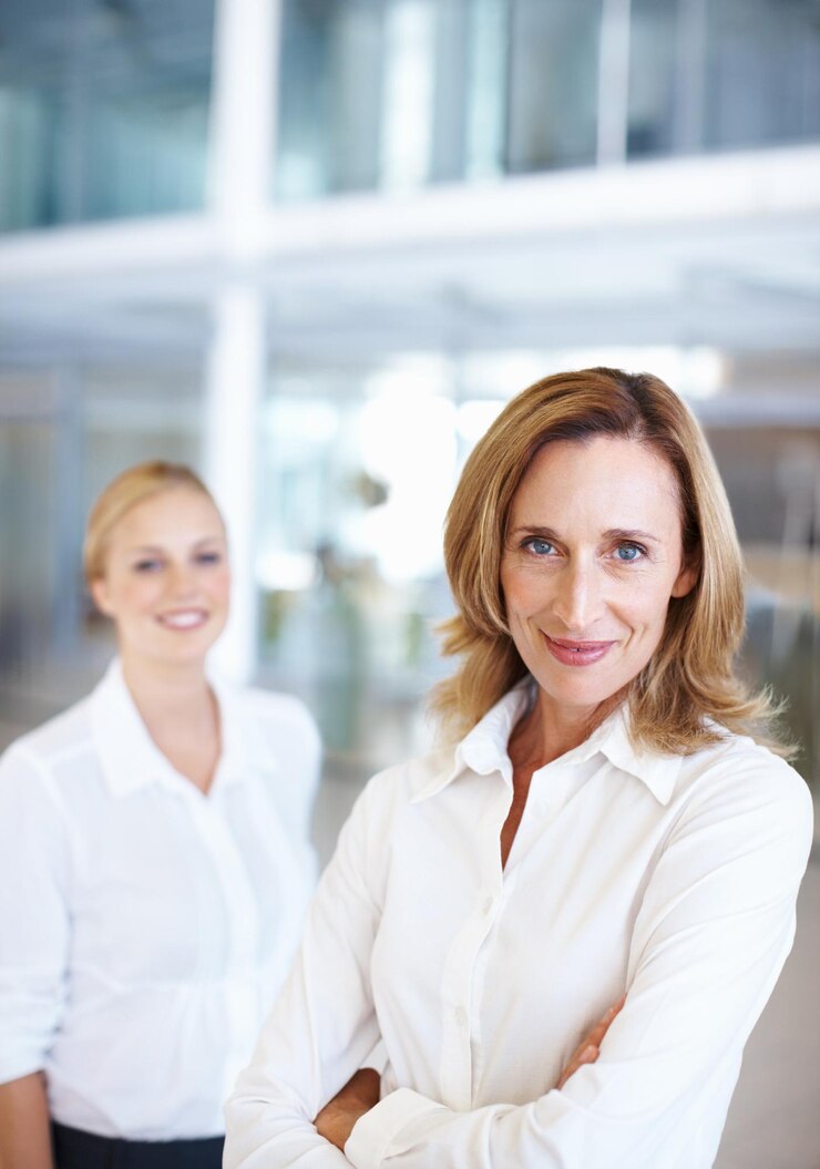 Foto porträt von reifer frau und geschäft für mentor-kollaboration oder führung mit unternehmensmitarbeitern im büro führungspersonal und gesicht am arbeitsplatz für coaching stolz oder glücklich mit gekreuzten armen